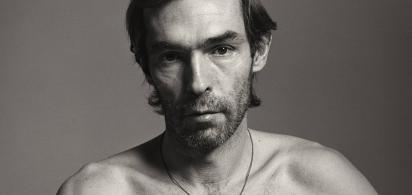 Portr&auml;t eines Manner, der in die Kamera blickt