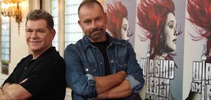 Peter Plate (links) und Ulf Leo Sommer (rechts) vor Plakaten zum Musical 