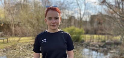 Das Bild zeigt Stefania aus der Ukraine, die seit ihrer Geburt mit HIV lebt