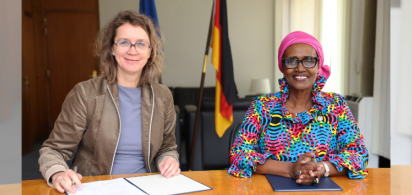 links: Nikola Gillhoff, deutsche Botschafterin bei den Vereinten Nationen in Genf, rechts: UNAIDS-Chefin Winnie Byanyima