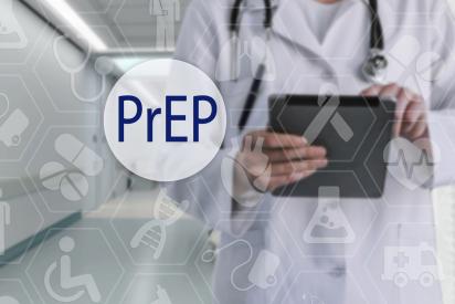 PrEP - Arzt mit Laptop PrEP auf dem Touchscreen mit medizinicons. Im Hinterrund ein Arzt im Krankenhaus.PrEP - Arzt mit Laptop