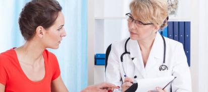 Ärztin mit Patientin in Beratungssituation