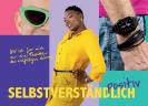Bild einer Frau der Poeple of Colour Community im gelben Jumpsuit. Daneben Teilausschnitte des Bildes eines Mannes. Zusehen sind Handgelenkt mit Uhr und Teil seines Gesichtes mit Sonnenbrille.