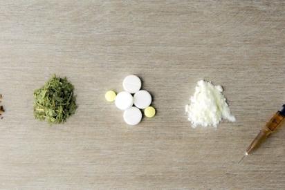 Abbildung mehrerer Drogen mit Spritze