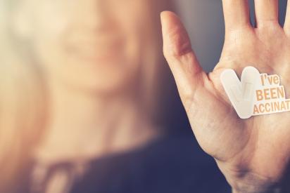 Nahaufnahme Frau, die ihr Hand als Stoppzeichen nach oben hält