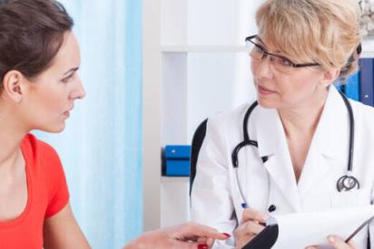 Ärztin mit Patientin in Beratungssituation