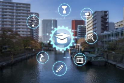 Digitale Icons zu Bildung vor einer Skyline
