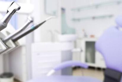 Nahaufnahme Behandlungsraum einer Zahnarztpraxis