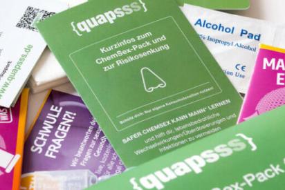 Inhalt eines Chemsex-Packs mit Infosbroschüren, Kondomen und Konsumutensilien