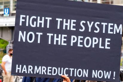 Titelbild zur Meldung zum Alternativen Drogen- und Suchtbericht 2024, Text: Fight the system, not the people. Harm Reduction now!
