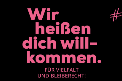 Blaue Schrift auf schwarzen Hintergrund: Wir hei&szlig;e dich willkommen. F&uuml;r Vielfalt und Bleiberecht! Hashtag Aidshilfe Bleibt Stabil. Deutsche Aidshilfe