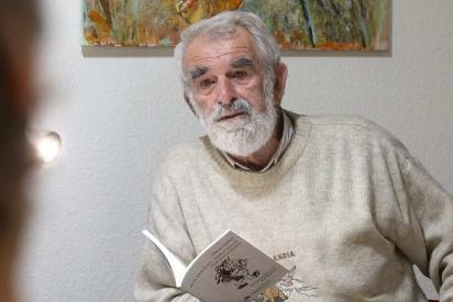 Petrus Ceelen, sitzend, im Gespräch, mit Buch in der Hand