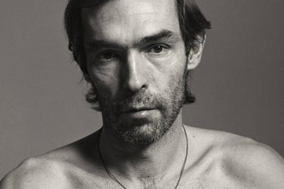 Portr&auml;t eines Manner, der in die Kamera blickt