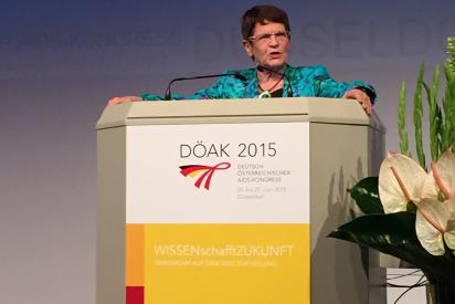 Rita Süssmuth am Redepult