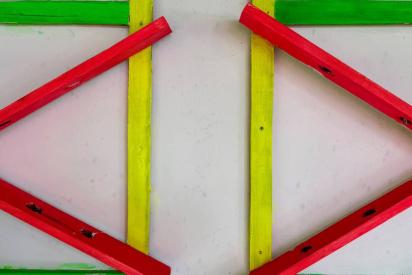 Abbildung des Werks This or that von Daishi, Bild zum Beitrag Votos virales &ndash; die HIV-Medikamenten-Krise und die Wahlen in Kolumbien