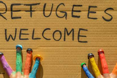 bunte Finger halten Plakat mir Refugees welcome