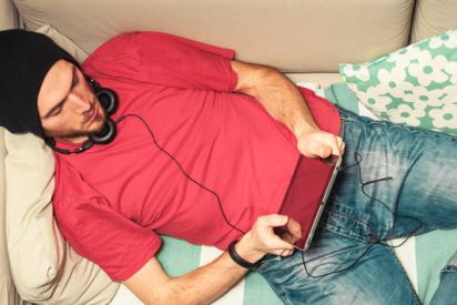 Person mit Notepad in der Hand