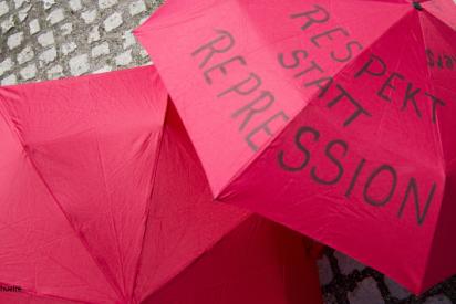 rote Regenschirme zum Protest